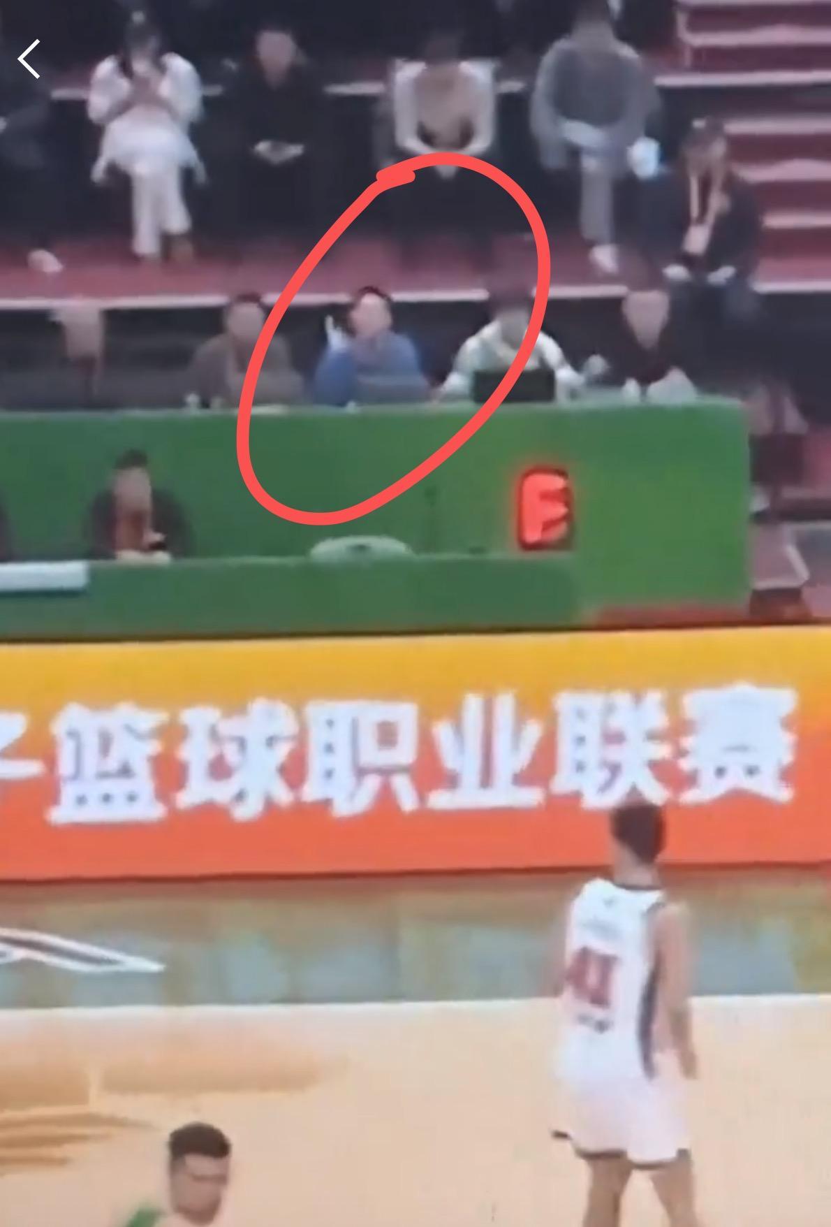 付豪撞飞徐杰，辽篮技术台竟带头鼓掌？焦泊乔还被辽篮球迷辱骂