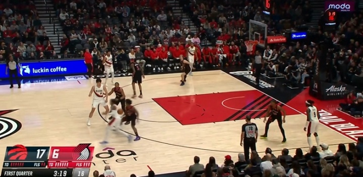 JRS直播-杨瀚森弧顶拿球 和乐福准备配合 简单交球失误了…