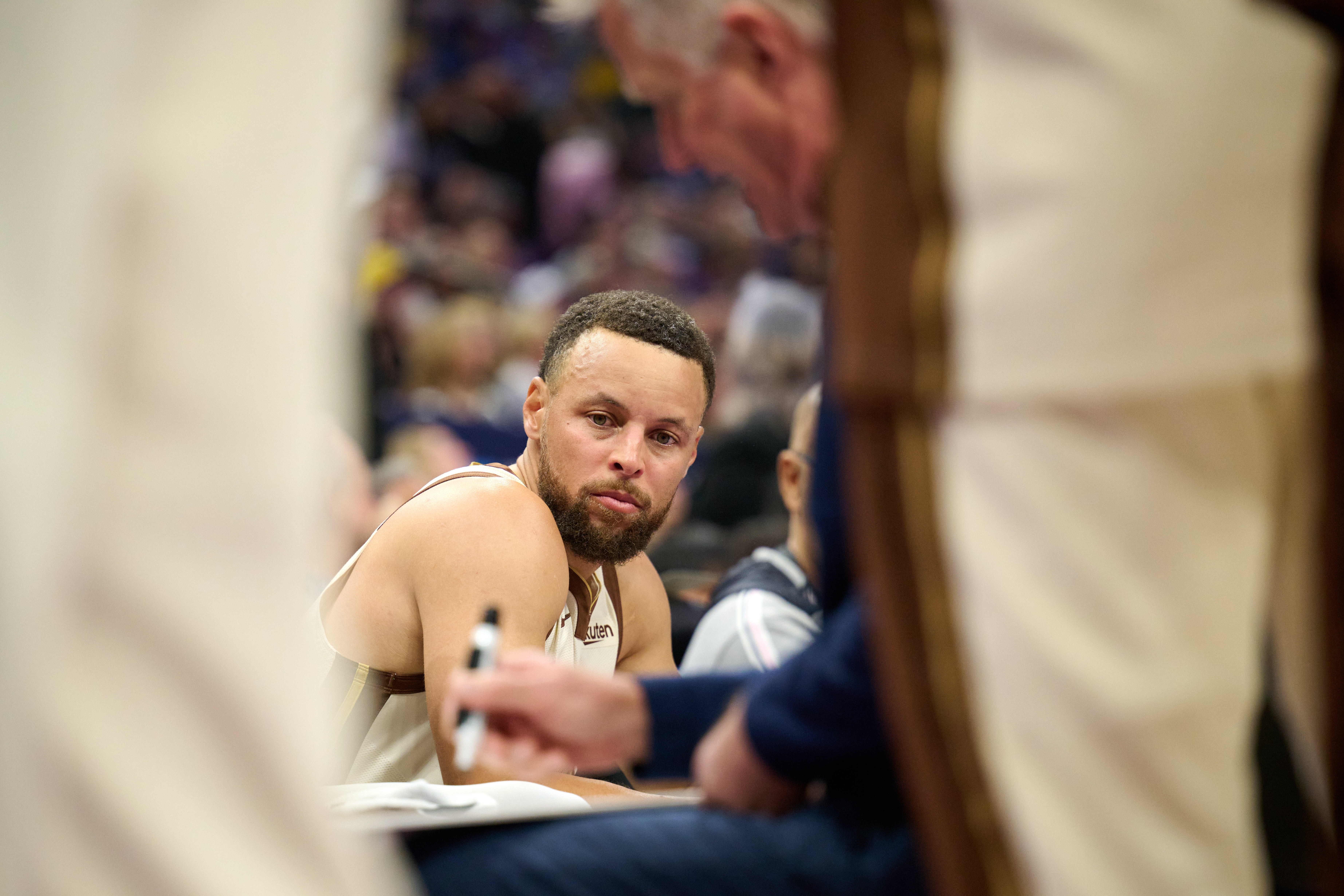 足球直播-伤病影响！库里本季打43场&amp;近6年新低 场均26.6分4.7助&amp;三分39.3%